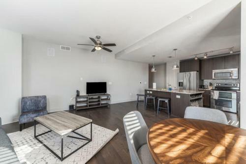 Bright Chic 2 Bedroom Apartment By Stay Gia