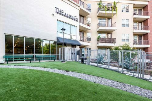 Bright Chic 2 Bedroom Apartment By Stay Gia