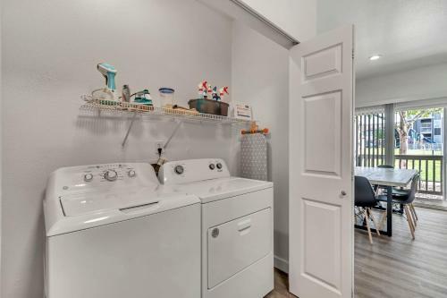 Apartamento Gorgeous Ground Floor Unit W Attached Garage