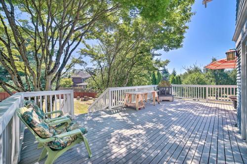 Bellevue Craftsman Home With Deck And Fire Pit!