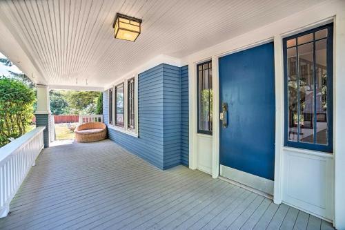 Bellevue Craftsman Home With Deck And Fire Pit!
