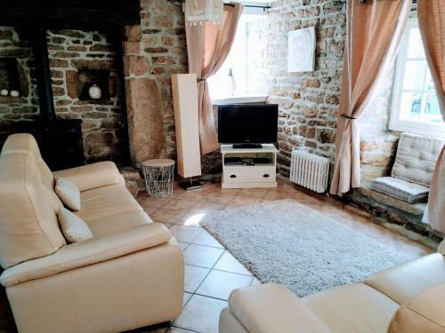 Bonne Chere Family Friendly Gites * Heated Pool * Huge Playbarn