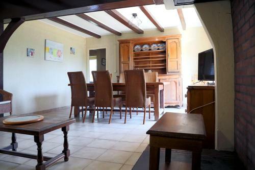 85m With Garden In A Residence With Pool