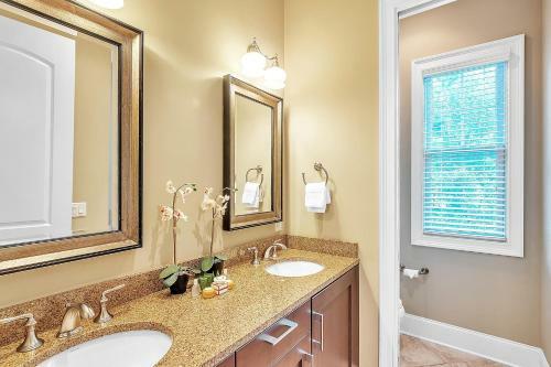 Spacious Home With 4 Master Suites In Quiet Community Home