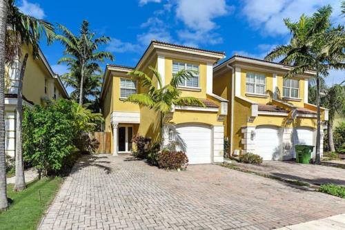 House With Pool Close To Shopping And Beach