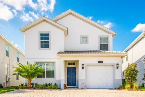 Stunning Water Front 5 Bdm Villa At Storey Lake Villa