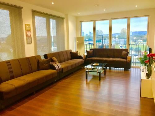 London Excel 2 Bedrooms River View Apartment