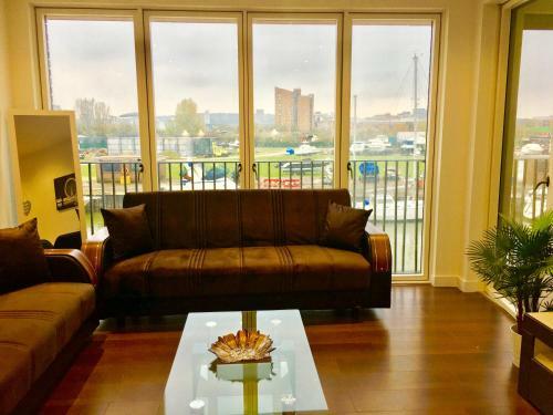 London Excel 2 Bedrooms River View Apartment