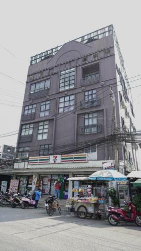 Hotel Roomquest Nichada Isb International