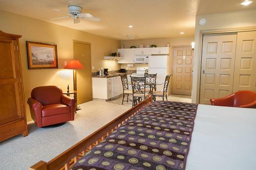 Inn At Spanish Head Resort Hotel
