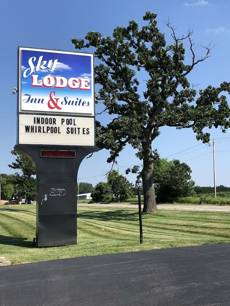 Hotel Sky Lodge Inn & Suites - Delavan
