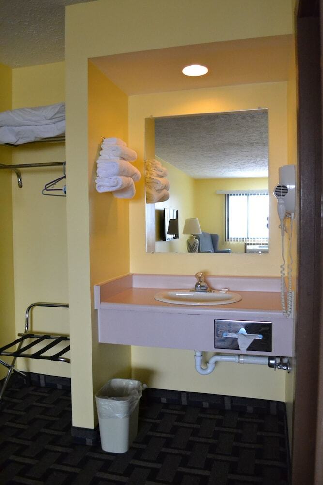 Hotel Sky Lodge Inn & Suites - Delavan