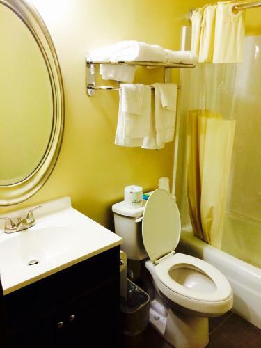 Motel Sullivan Trail Inn & Suites