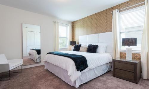 Stylish Sleek 9 Bdrm Home With Full Kitchen At Encore
