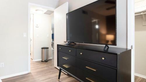 Modern Apartment In Prime Location Id9622x63
