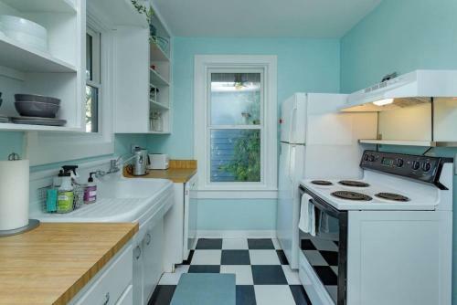 Charming 1br Vintage Treehouse Garage Apartment