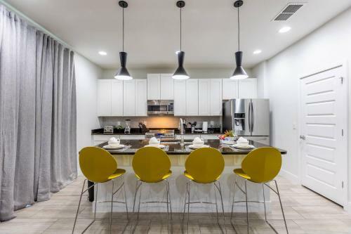 Comfy Modern House W Pool Perfect Location