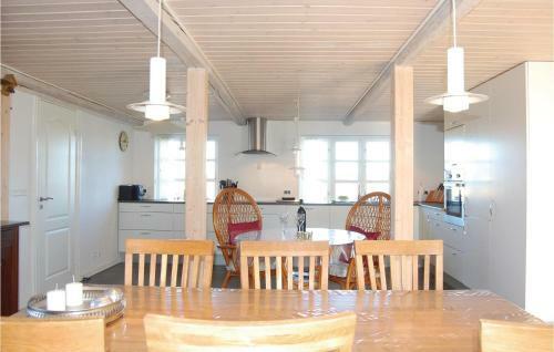 Holiday Home 2 Tv�rvej
