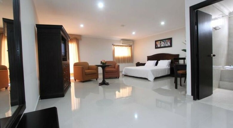Hotel Puerta De Oro