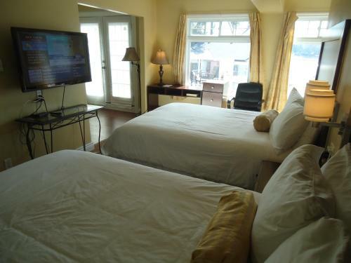 Posada Bayside Inn & Waterfront Suites