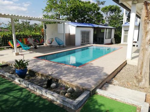 Casa Campestre Con Piscina Jacuzzi Y Golfito