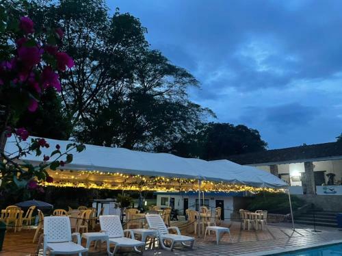 Hotel Familia Casa Blanca