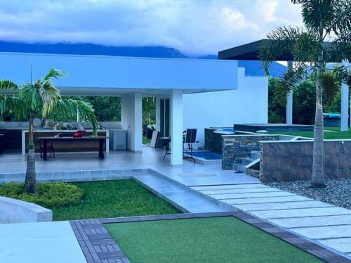 Hillside , Hermosa Casa, Cerca De Centro Comercial