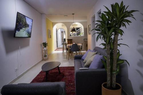 Casa Guayac�n, Llena De Vida, Con Parqueo Gratuito