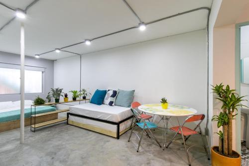 Apartamento Studios Amarillo-morado-ocre