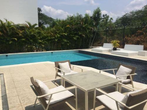 Moderna, Grande Y Lujosa Casa En �l Pe��n