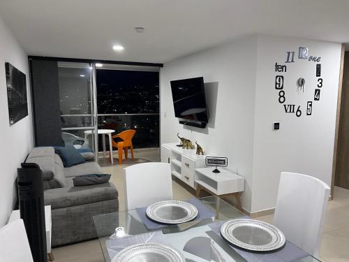 Modern Pent House Apartment, Close To Everything