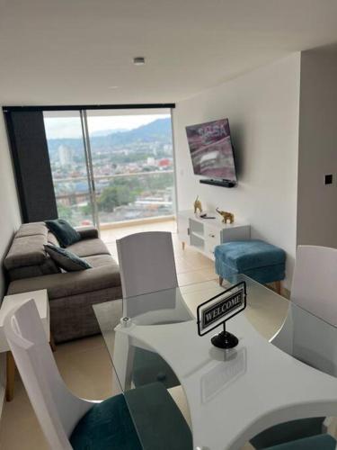 Modern Pent House Apartment, Close To Everything