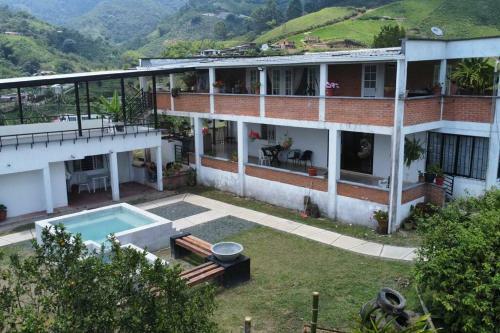 Villa Mercy, Finca Con Jacuzzi Cerca A Pereira