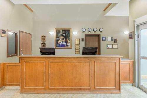 Hotel Ramada Inn & Suites