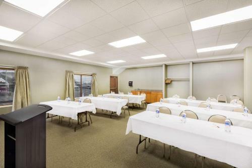 Hotel Ramada Inn & Suites