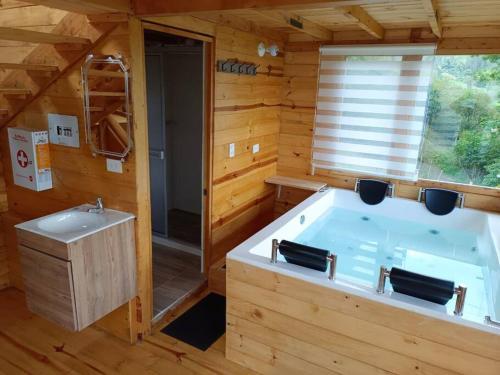 Villa Ecocaba�a Con Jacuzzi Ecocaba�as Byb
