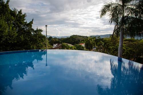 Hermosa Casa Con Piscina En Carmen De Apical�
