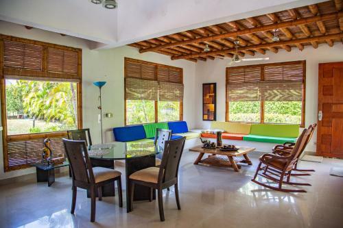 Hermosa Casa Con Piscina En Carmen De Apical�