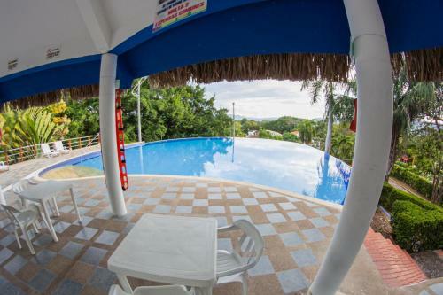 Hermosa Casa Con Piscina En Carmen De Apical�