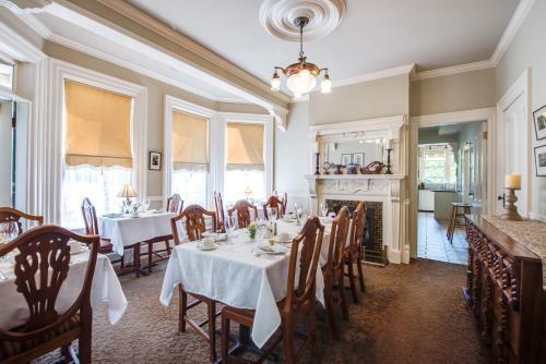 Bed & Breakfast O Canada House