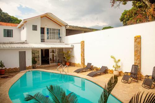 Exclusiva Casa De Dos Pisos Con Piscina Privada
