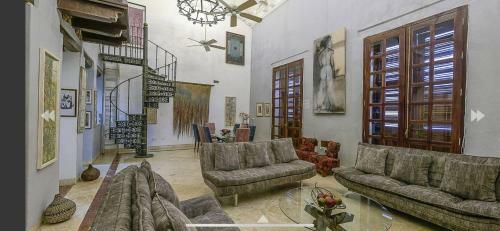 Luxury Large Apartment With Colonial Balcony