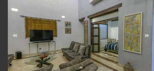 Luxury Large Apartment With Colonial Balcony