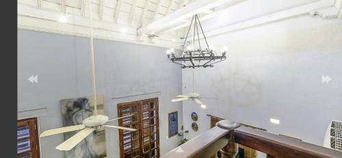 Luxury Large Apartment With Colonial Balcony