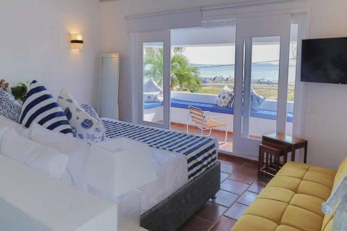 Blue House - Beachfront Luxury House With 8 Bedrooms