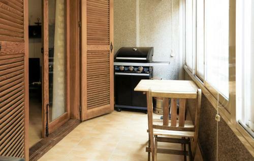 Gorgeous Apartment In Torrevieja With Kitchenette