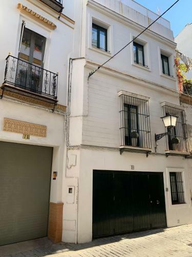 Fam Sevillian Townhouse