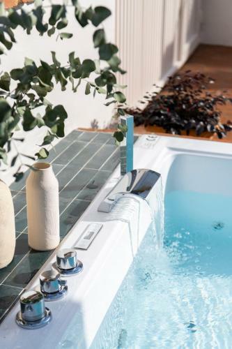 Magno Apartments Robles With Bath Tub And Private Parking