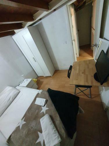 Airbhouse Private Rooms & Apartments