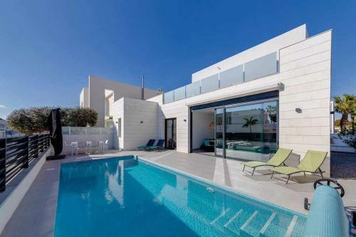 Magn�fica Villa Con Piscina Climatizada